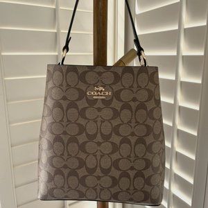 Authentic Coach logo bucket handbag with crossbody strap - Brown